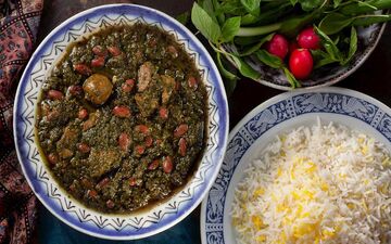 طرز تهیه قورمه سبزی خانگی و مجلسی با مراحل تصویری
