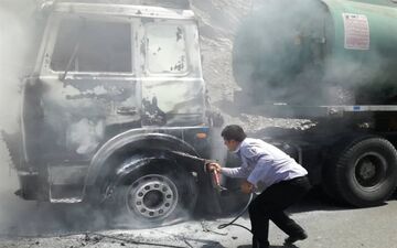 ‌آتش‌سوزی تانکر حامل سوخت در «گردنه تیتور» محور سنندج ـ‌ مریوان