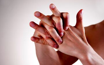 خطراتی که پشت عادت شیرین شکستن قولنج پنهان می‌شوند