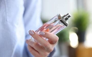 روش پاک کردن لکه عطر از روی لباس ، فرش و لوازم منزل