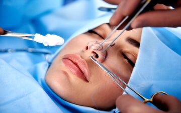 آیا جراحی بینی می‌تواند باعث مرگ شود؟ علت به هوش نیامدن بعد از عمل بینی چیست؟