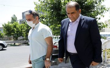 سرپرست و معاون حقوقی باشگاه پرسپولیس از انصاری عیادت کردند