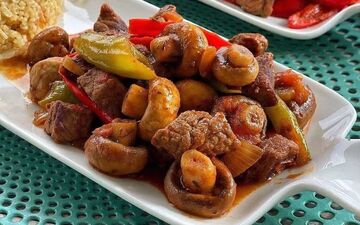 میخوای به سفره‌ات تنوع بدی؟ قارچ پلو با گوشت رو این طوری درست کن!
