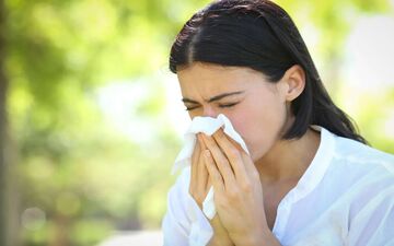 چرا در گرمای تابستان هم سرما می‌خوریم؟ راز بیماری‌های فصلی در هوای داغ