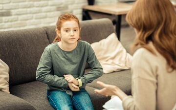 با کودک اوتیسمی چطوری رفتار کنیم؟
