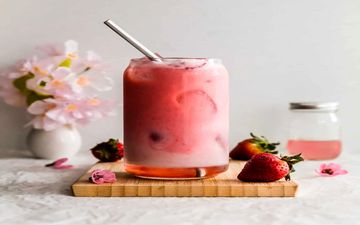 لاته تابستونی خوشمزه درست کن| طرز تهیه  لاته توت فرنگی