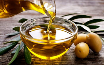 روغن زیتون واقعا یبوست را رفع می کند؟/ مقدار صحیح و زمان مصرف روغن زیتون