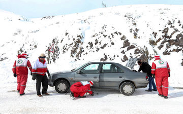 
عملیات امداد رسانی به مسافران محور های مواصلاتی استان زنجان توسط امداد گران سازمان امداد و نجات هلال احمر / محور زنجان - طارم