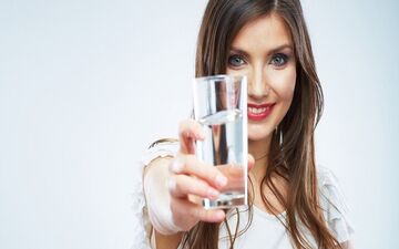 چگونه متوجه کم بود آب بدن شویم؟