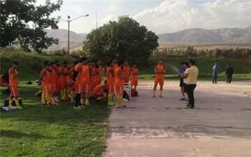 هجوم هواداران کریمی به استادیوم آزادی