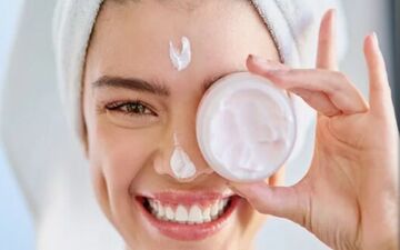 به پوست چرب هم باید مرطوب کننده زد؟

