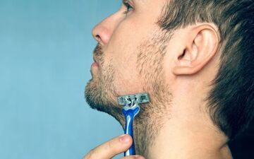 راه‌های طبیعی برای کاهش التهاب پوست پس از اصلاح با تیغ
