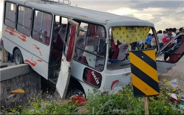 18 کشته و زخمی در واژگونی مینی‌بوس سرویس مدرسه در کرمانشاه