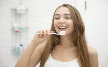 فواید و مضرات مسواک زدن قبل و بعد از صبحانه؛ کدام گزینه بهتر است؟