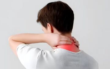 این اشتباهات رایج باعث می‌شود همیشه گردن درد داشته باشید