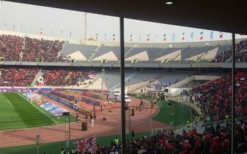 پرچم استقلال با شش سوراخ در دست هواداران پرسپولیس/ بنگر کاپیتان شد