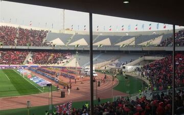 پرچم استقلال با شش سوراخ در دست هواداران پرسپولیس/ بنگر کاپیتان شد