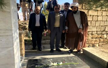 غبار روبی مزار شهدای گمنام در هشتمین روز از دهه فجر انقلاب اسلامی+تصاویر