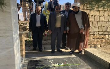 غبار روبی مزار شهدای گمنام در هشتمین روز از دهه فجر انقلاب اسلامی+تصاویر