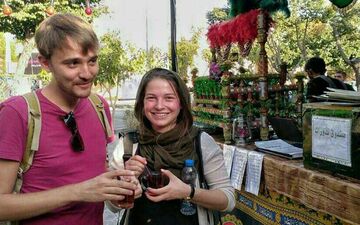گردشگران فرانسوی در ایستگاه صلواتی! + عکس