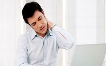  ۷ عامل دور از ذهن که گردن دردی شدید را برایتان به ارمغان می‌آورند!