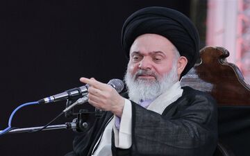 امام جمعه قم: برخی در داخل نسخه پیچیده و به دشمن چراغ سبز نشان می‌دهند