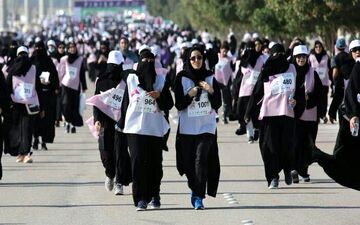 دوی ماراتن زنان عربستانی با چادر و برقع! + عکس