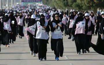 دوی ماراتن زنان عربستانی با چادر و برقع! + عکس