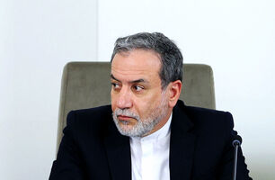 حال همسر عراقچی در مراسم خاکسپاری خواهرشوهرش + عکس