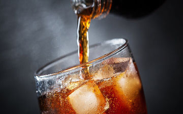 چرا تمایل زیادی به خوردن نوشابه داریم؟/ عوارض مصرف نوشابه
