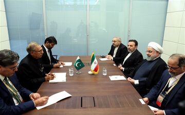  روحانی در دیدار رئیس جمهور پاکستان: مشکلات و مسائل منطقه راه حلی جز مذاکره و گفت‌وگو ندارد 