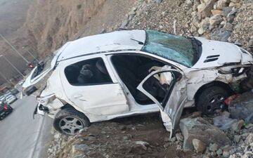 نجات معجزه‌آسای راننده پژو ۲۰۷ از دره ۴۰ متری در جاده چالوس
