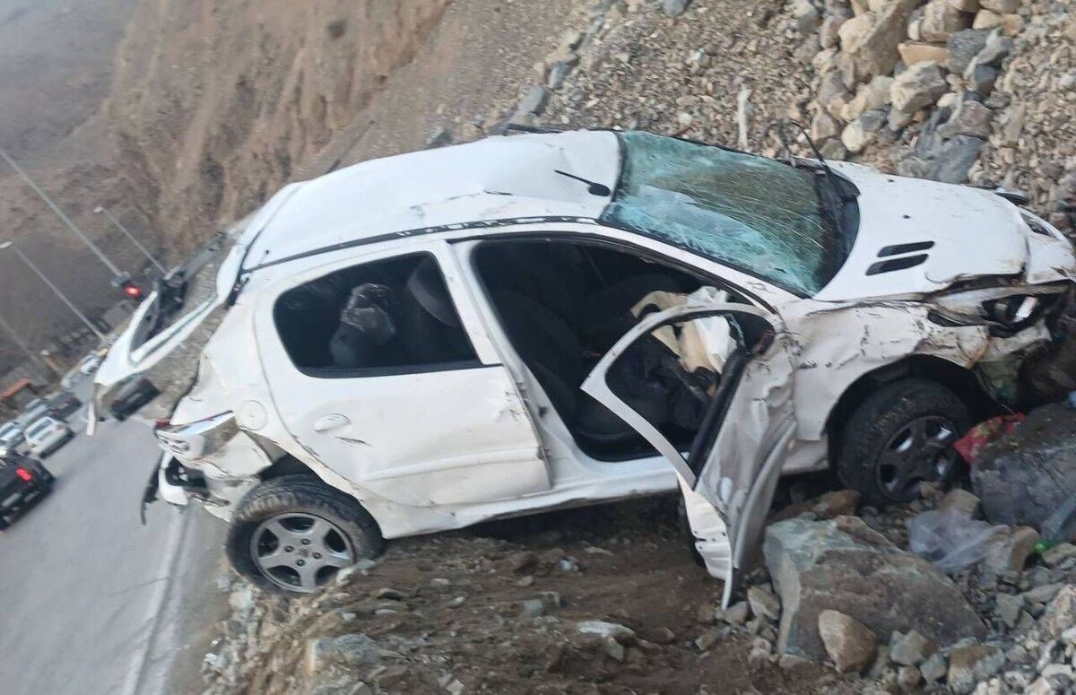 نجات معجزه‌آسای راننده پژو ۲۰۷ از دره ۴۰ متری در جاده چالوس
