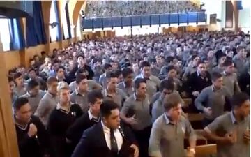 خداحافظی عجیب دانش آموزان نیوزلندی با معلم بازنشسته خود +فیلم
