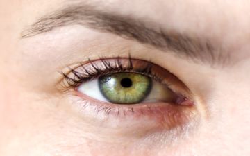چشم سبزها چه رنگ لباس‌هایی را باید بپوشند؟ بهترین پیشنهادها