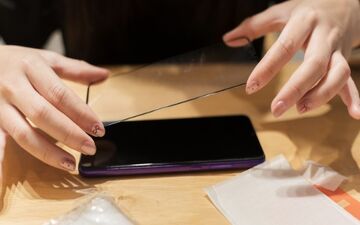 نصب گلس گوشی بدون حباب؛ مراحل درست و نکات کلیدی