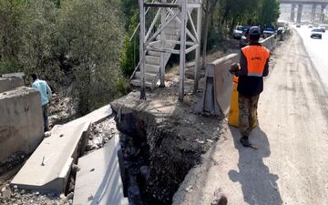 هشدار سیلاب ناگهانی در برخی مناطق و تأکید بر عدم تردد در جاده‌های آب گرفته
