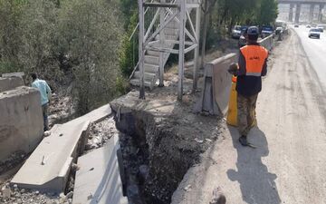 هشدار سیلاب ناگهانی در برخی مناطق و تأکید بر عدم تردد در جاده‌های آب گرفته

