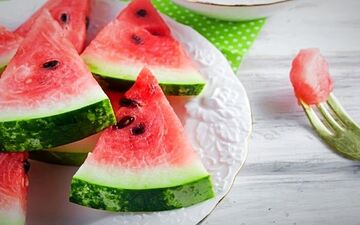 عوارض احتمالی خوردن هندوانه| چه مواقعی باید در مصرف هندوانه احتیاط کرد؟
