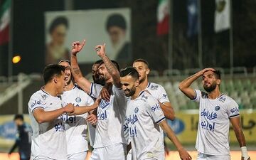 هواداران استقلال از دست این بازیکن به تنگ آمده اند