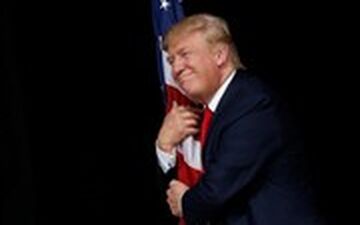 آغوش عاشقانه ترامپ برای پرچم آمریکا!