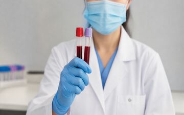 سرطان خون چه علائمی دارد و چگونه تشخیص داده می‌شود؟