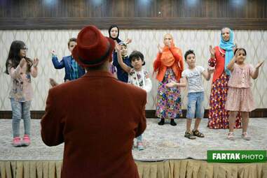 اجرای برنامه‌های شاد و با نشاط برای کودکان و نوجوانان 