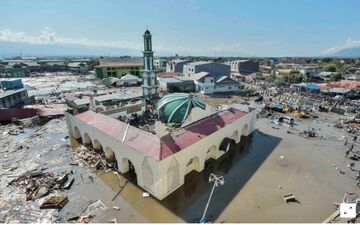 عکس‌العمل نمازگزاران در لحظه وقوع زلزله ۷.۵ ریشتری اندونزی+فیلم