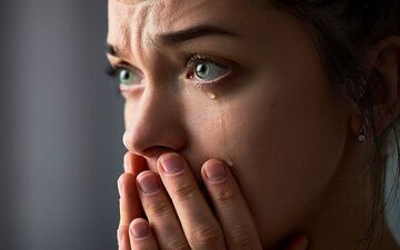 چرا گریه به تسکین احساسات منفی کمک می‌کند؟