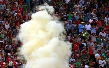 اعتراض هواداران پرسپولیس به داور با پرتاب اشیا