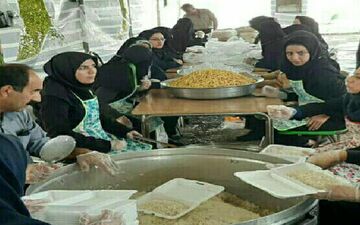 توزیع بیش از ۱۰۰هزار پرس غذا و میان وعده بین زوار اربعین حسینی