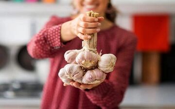 آیا معجزه سیر برای مو حقیقت دارد؟ حقایقی که کسی به شما نمی‌گوید!