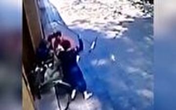 لحظه حمله ور شدن سارق به شناگر برزیلی 
