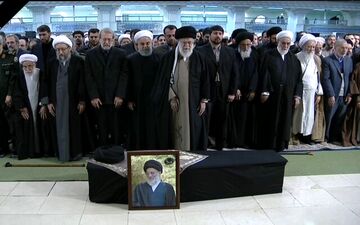  رهبر معظم انقلاب بر پیکر آیت الله شاهرودی نماز اقامه کردند